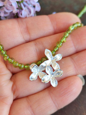 Zartes Fliederblüten Collier mit Peridot