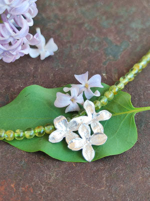 Zartes Fliederblüten Collier mit Peridot