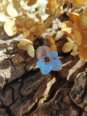 Wunderschöner Hortensien Blüten Ring mit Rhodolith