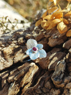 Wunderschöner Hortensien Blüten Ring mit Rhodolith