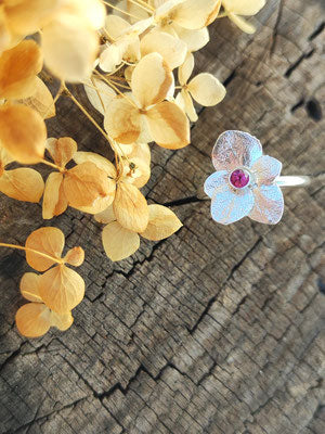 Wunderschöner Hortensien Blüten Ring mit Rhodolith