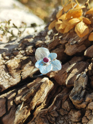 Wunderschöner Hortensien Blüten Ring mit Rhodolith