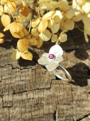 Wunderschöner Hortensien Blüten Ring mit Rhodolith