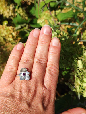 Wunderschöner Hortensien Blüten Ring mit Rhodolith