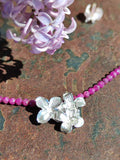 Zartes Fliederblüten Collier mit Rubin