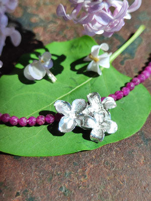 Zartes Fliederblüten Collier mit Rubin