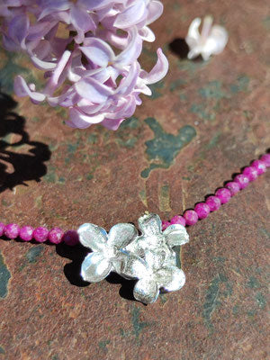 Zartes Fliederblüten Collier mit Rubin
