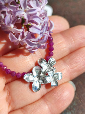 Zartes Fliederblüten Collier mit Rubin