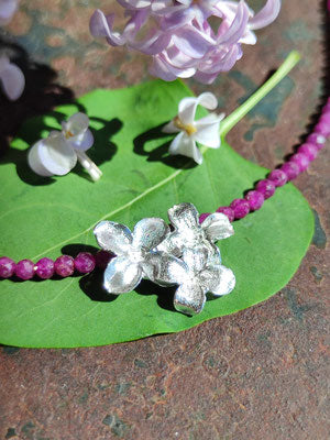 Zartes Fliederblüten Collier mit Rubin