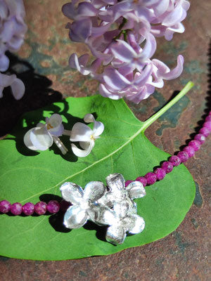 Zartes Fliederblüten Collier mit Rubin