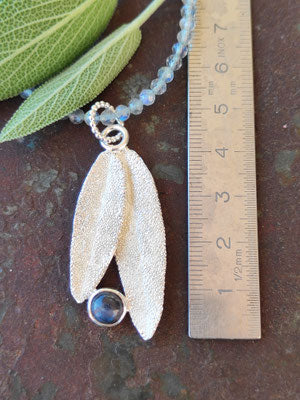 Neu Salbei Blatt Anhänger mit zwei Blättern und Labradorith