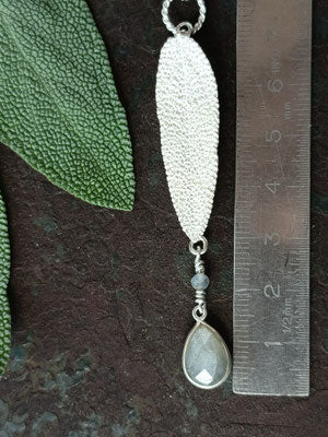 Salbei Blatt Anhänger mit Labradorith Tropfen