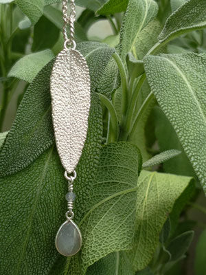Salbei Blatt Anhänger mit Labradorith Tropfen