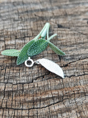 Mini Salbei Blatt Anhänger mit Karabiner