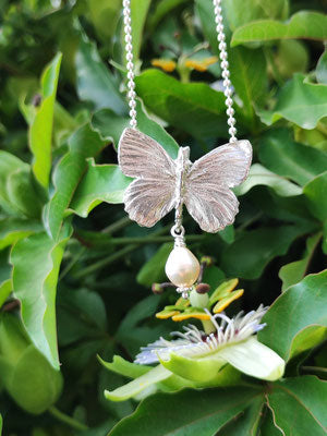 Kleines Schmetterlings Collier mit Perle
