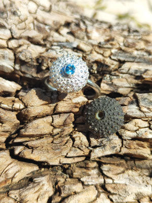 Seeigel Ring mit hellblauem Topas