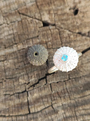 Seeigel Ring mit hellblauem Topas