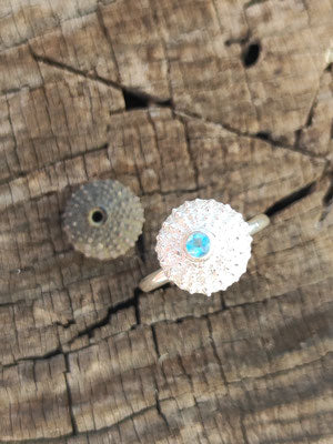 Seeigel Ring mit hellblauem Topas