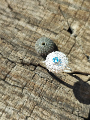 Seeigel Ring mit hellblauem Topas