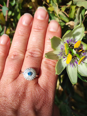 Seeigel Ring mit hellblauem Topas