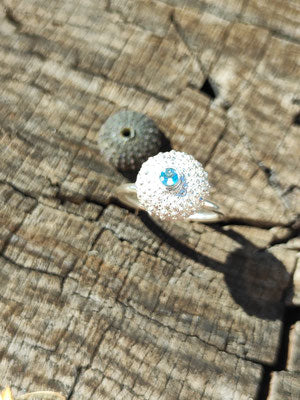 Seeigel Ring mit hellblauem Topas