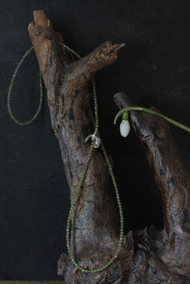 Lange Peridotkette mit Schneeglöckchen
