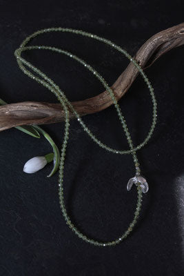 Lange Peridotkette mit Schneeglöckchen