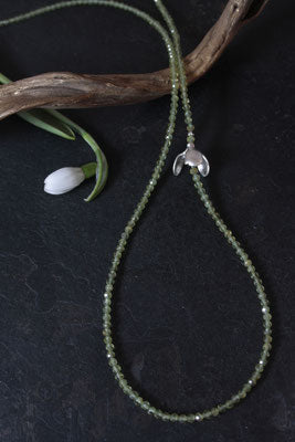 Lange Peridotkette mit Schneeglöckchen