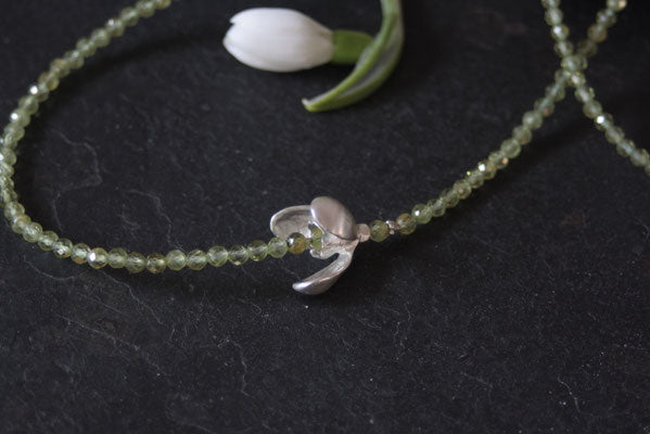 Lange Peridotkette mit Schneeglöckchen