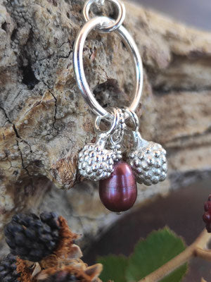 Beeren Anhänger an einem Silberring mit Süßwasserperle