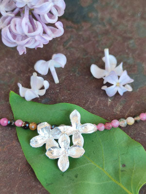 Zartes Fliederblüten Collier mit buntem Turmalin