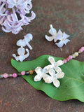 Zartes Fliederblüten Collier mit buntem Turmalin