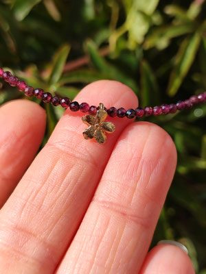 Granat Kette mit vergoldetem Vergissmeinnicht