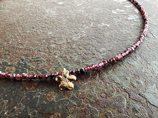 Granat Kette mit vergoldetem Vergissmeinnicht