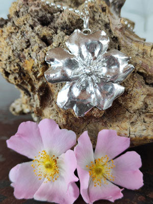Wild Rosen Blüten Anhänger mit doppelter Öse