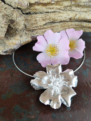 Wild Rosen Blüten Anhänger mit zwei großen Ösen