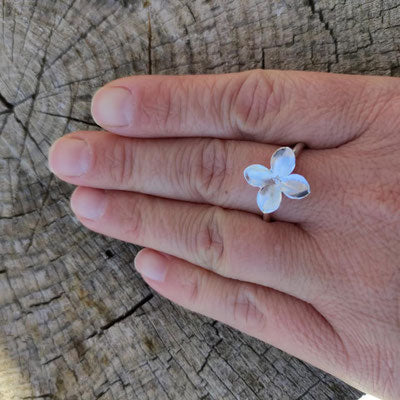 Zarter Flieder Blüten Ring