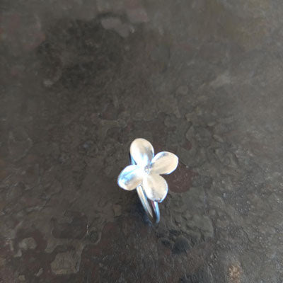 Zarter Flieder Blüten Ring